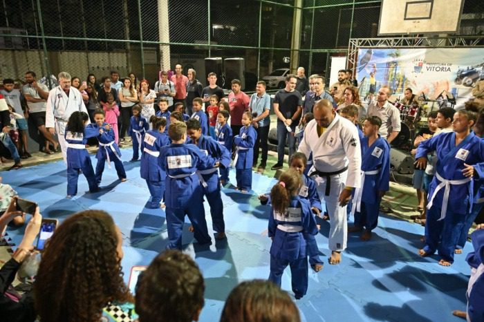 Alunos de judô recebem kimonos em ação da PMV em prol do esporte