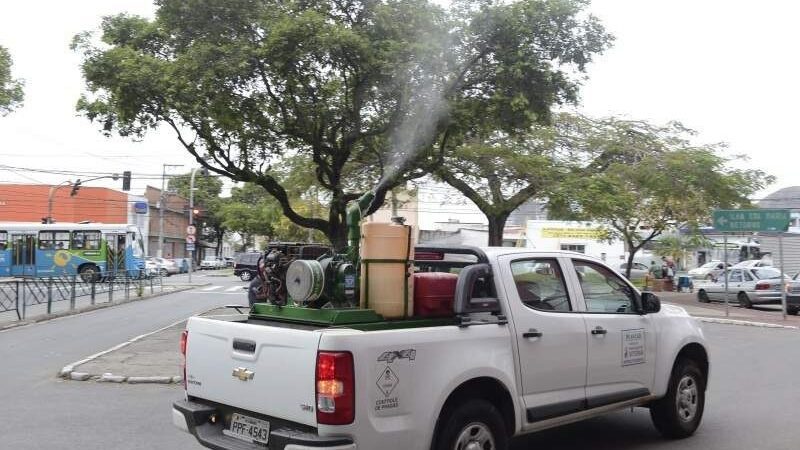 O carro fumacê mantém os trabalhos para combate aos mosquitos na capital
