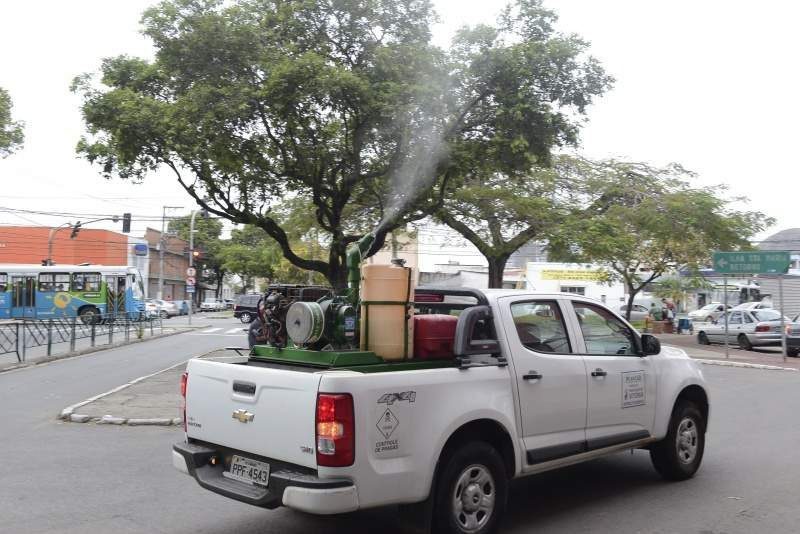 O carro fumacê mantém os trabalhos para combate aos mosquitos na capital