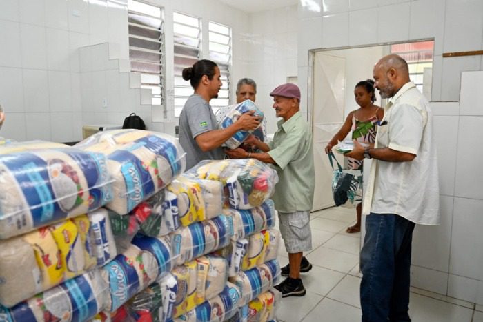 Distribuição de Cestas de Alimentos Beneficia Mais Moradores de Vitória na Manhã desta Sexta-feira (29)