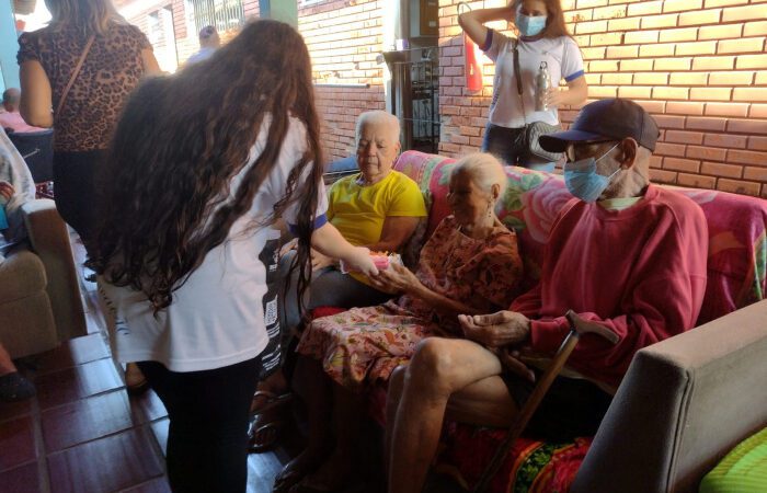 Estudantes fazem visita e doações para lar de idosos