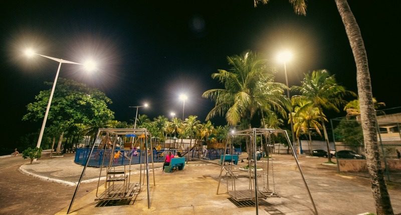 Moradores de Santo Antônio encantados com a nova iluminação da praça