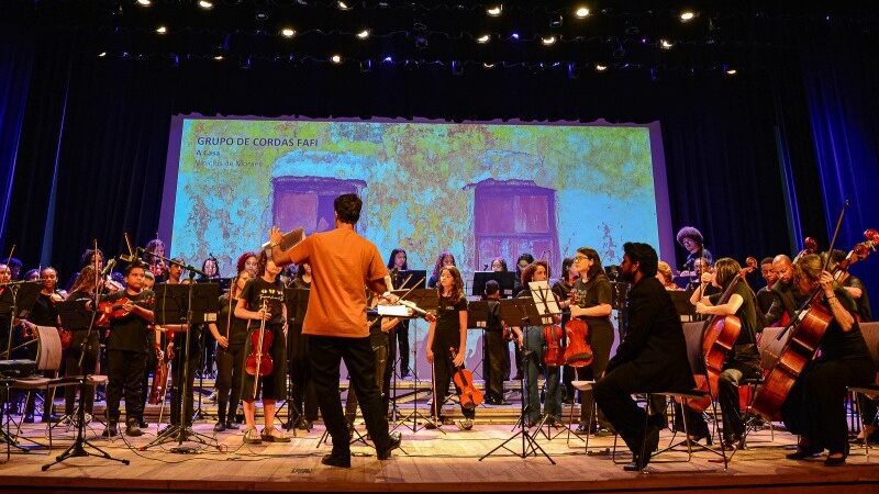 Abertura emocionante: Fafi dá início à programação de aniversário com espetáculo musical