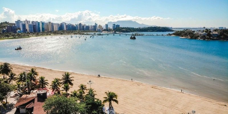 Balneabilidade em Alta: Bandeiras Verdes Autorizam Banho nas Praias de Vitória