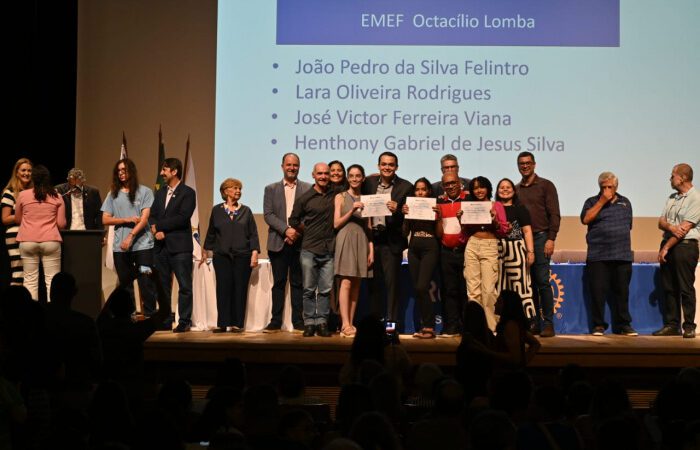 Destaque Acadêmico: Estudantes da Rede Municipal de Vitória Recebem Reconhecimento por Mérito