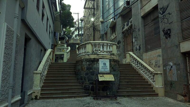 Explorando a História da Escadaria Maria Ortiz no Centro de Vitória! 