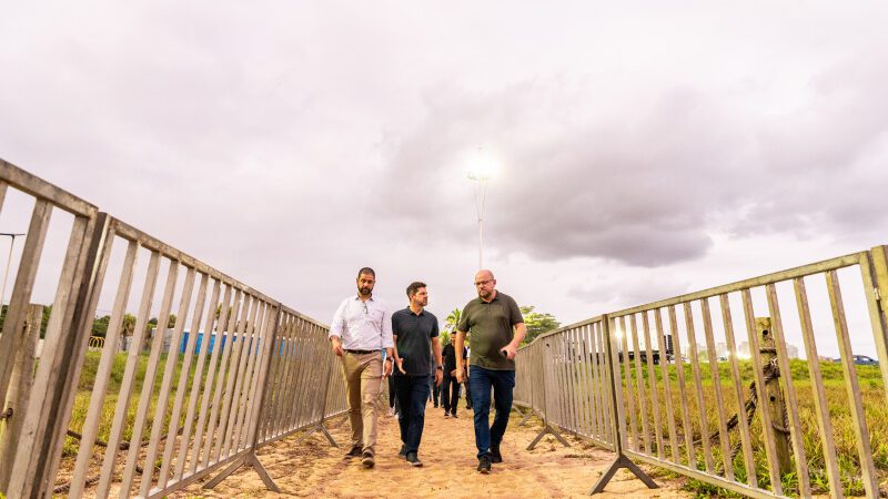 Réveillon: passarelas e guarda-corpos protegem restinga em Camburi