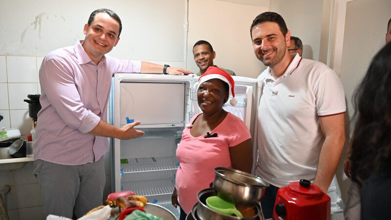 Famílias recebem eletrodomésticos do Programa Casa Feliz e Segura