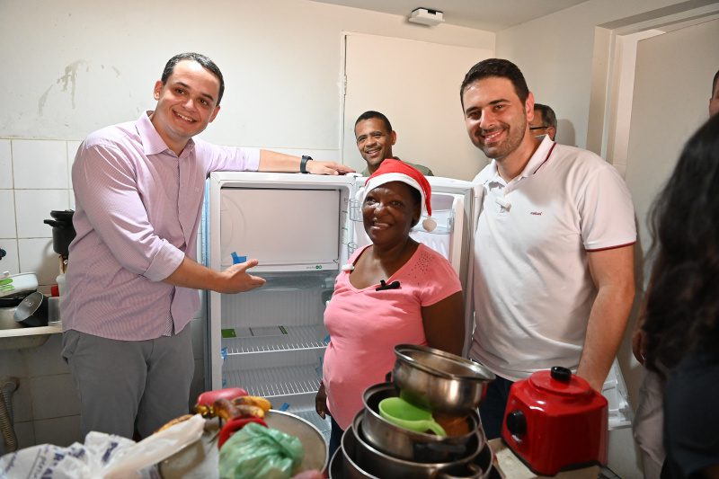 Famílias recebem eletrodomésticos do Programa Casa Feliz e Segura