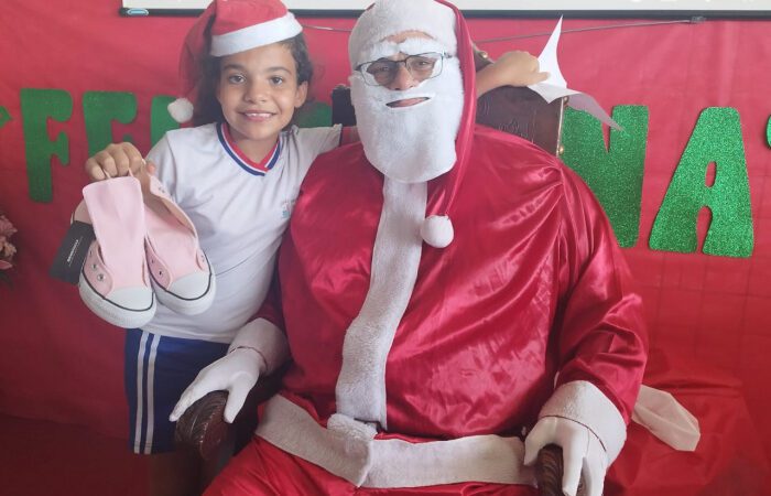 Estudantes da Emef Anacleta Schneider Lucas ficam encantados com a visita do Papai Noel