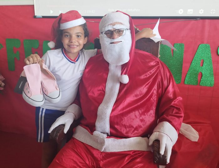 Estudantes da Emef Anacleta Schneider Lucas ficam encantados com a visita do Papai Noel