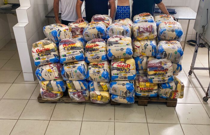 Mais de 90 famílias receberam cestas de alimentos nesta quinta (14)