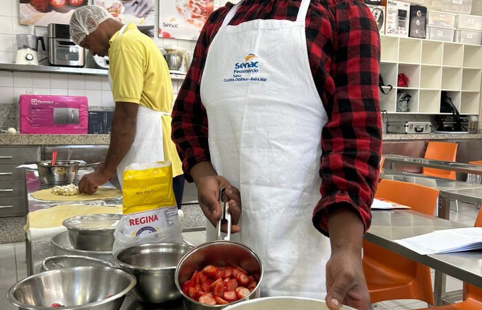 Centro Pop: usuários do espaço concluem curso de pizzaiolo no Senac