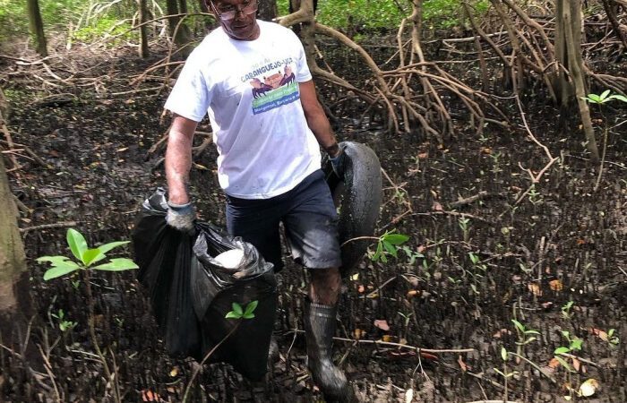 Ação de limpeza retira 2 toneladas de resíduos no manguezal de São Pedro