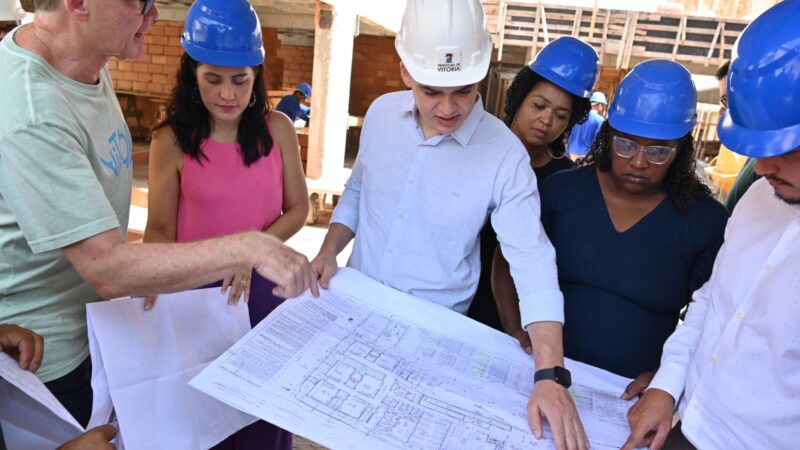 Pazolini e representantes de São Pedro avaliam andamento da construção da nova sede do CMEI Geisla da Cruz Militão