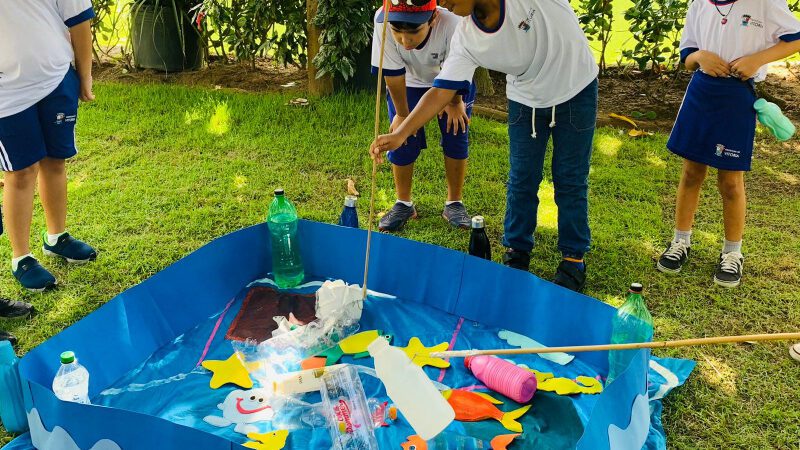 Crianças aprendem sobre a importância da água e da preservação de nascentes