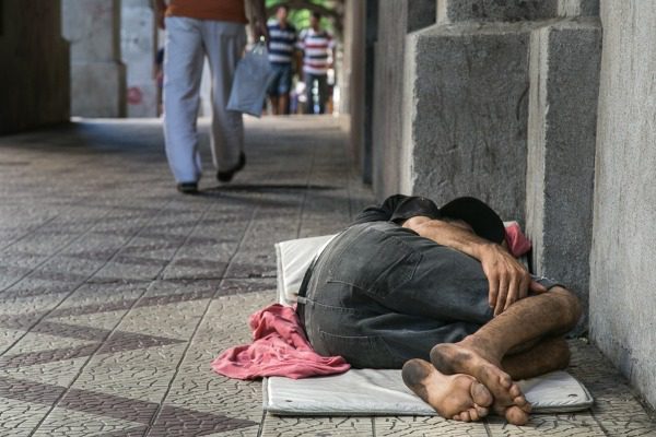 Medida legislativa propõe restrição da ocupação de calçadas por pessoas em situação de vulnerabilidade