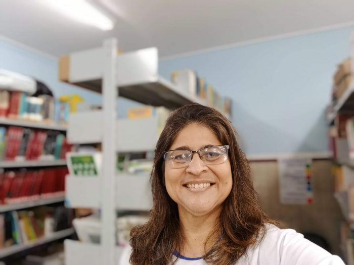 Gosto pela leitura: trabalho de bibliotecária em Vitória encanta gerações