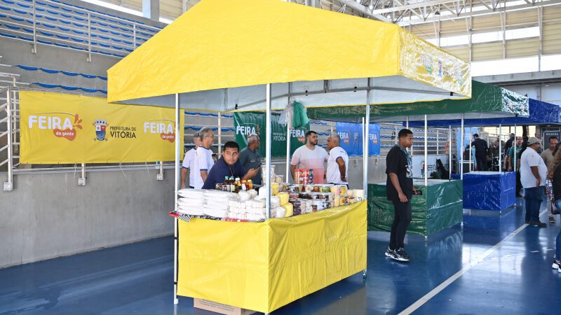 Feira da Gente: projeto entrega novas barracas a feirantes de Vitória