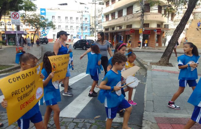 Estudantes saem às ruas do Centro de Vitória no combate à dengue