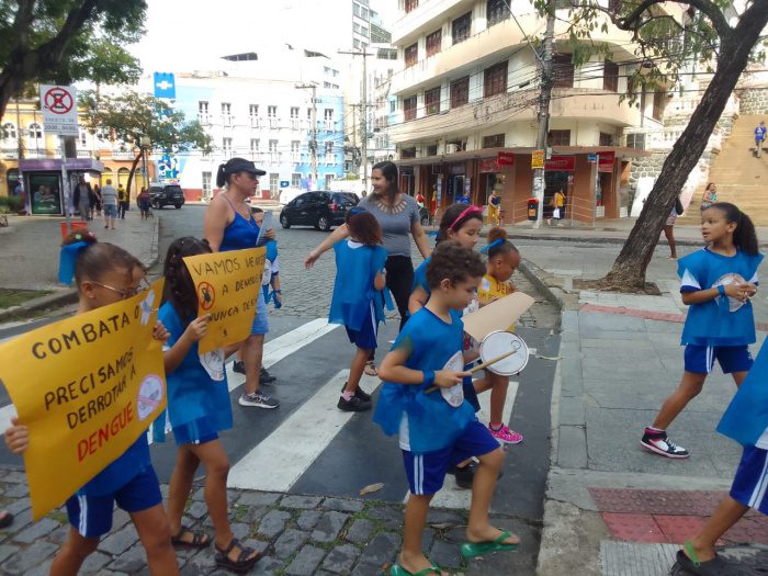 Estudantes saem às ruas do Centro de Vitória no combate à dengue