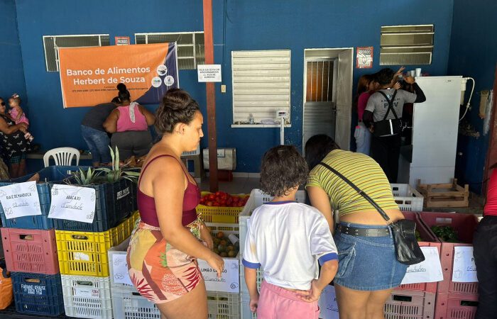 Banco de Alimentos entrega kits com frutas, legumes e tilápia