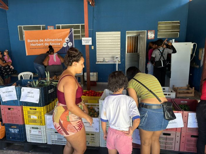 Banco de Alimentos entrega kits com frutas, legumes e tilápia