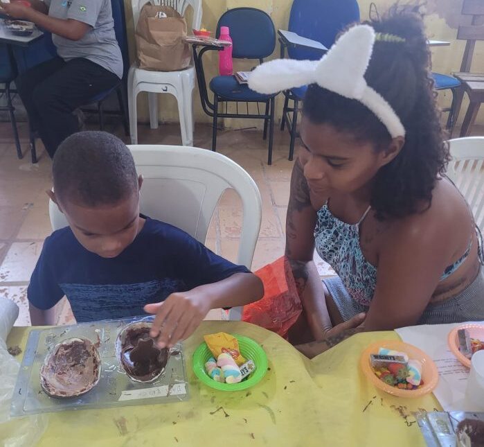 Oficina de chocolate leva alegria a crianças e famílias de Consolação