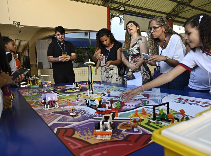 Estudantes de escola em Resistência apresentam projetos de robótica educacional