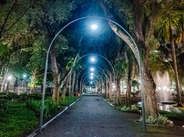 Arcos históricos do Parque Moscoso são revitalizados e ganham novas luminárias