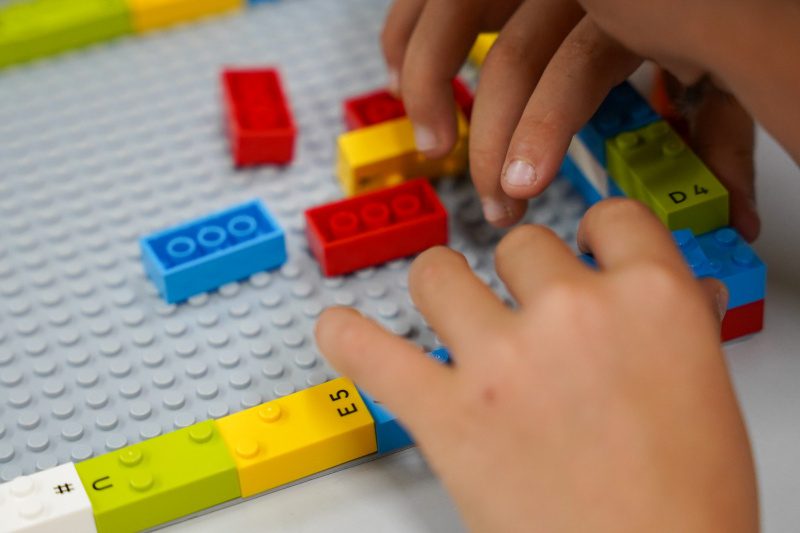 Inovação e inclusão: Lego Braille Bricks chega às escolas de Vitória