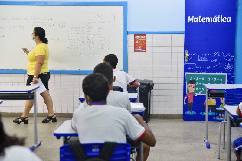 Vitória lança processo formativo com bolsa para professores da Rede Municipal