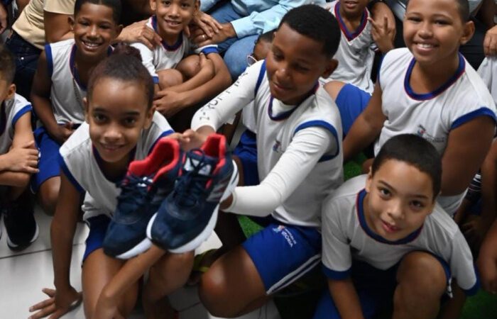 Vitória entrega mais de 45 mil pares de tênis para alunos da capital