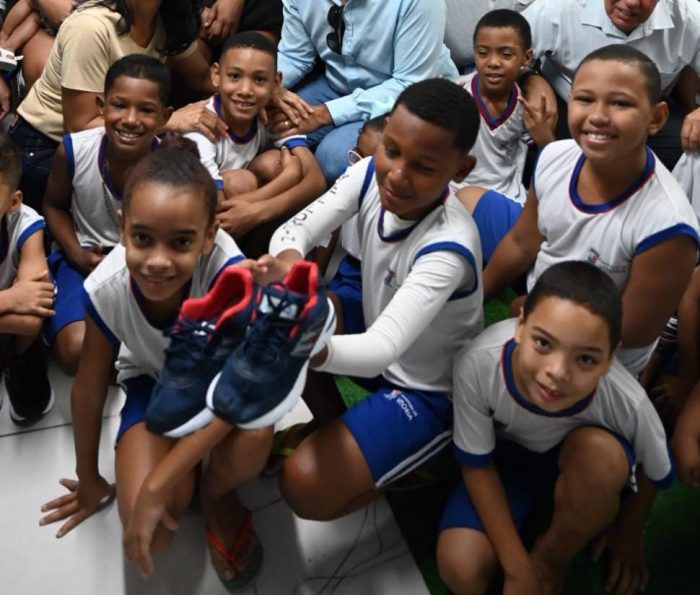 Vitória entrega mais de 45 mil pares de tênis para alunos da capital