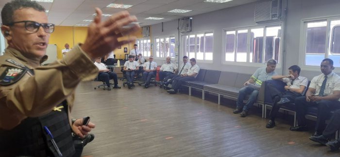 Maio Amarelo: Guarda de Vitória faz ação educativa com motoristas profissionais
