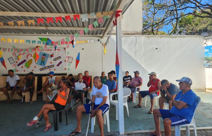 Acolhidos do Abrigo 1 são voluntários em ação de cuidados com animais