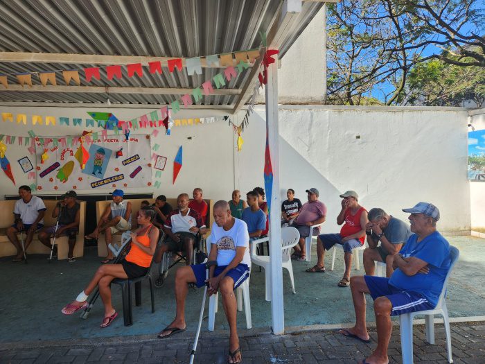 Acolhidos do Abrigo 1 são voluntários em ação de cuidados com animais