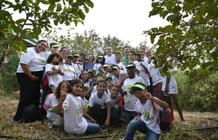 Crianças ajudam na manutenção da mata atlântica no Parque da Fonte Grande