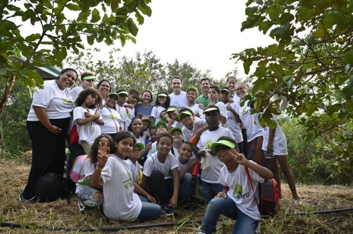 Crianças ajudam na manutenção da mata atlântica no Parque da Fonte Grande