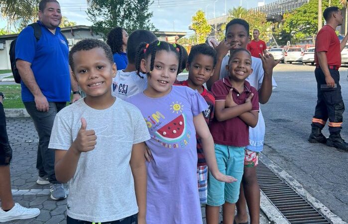 Crianças e adolescentes visitam Corpo de Bombeiros de Vitória