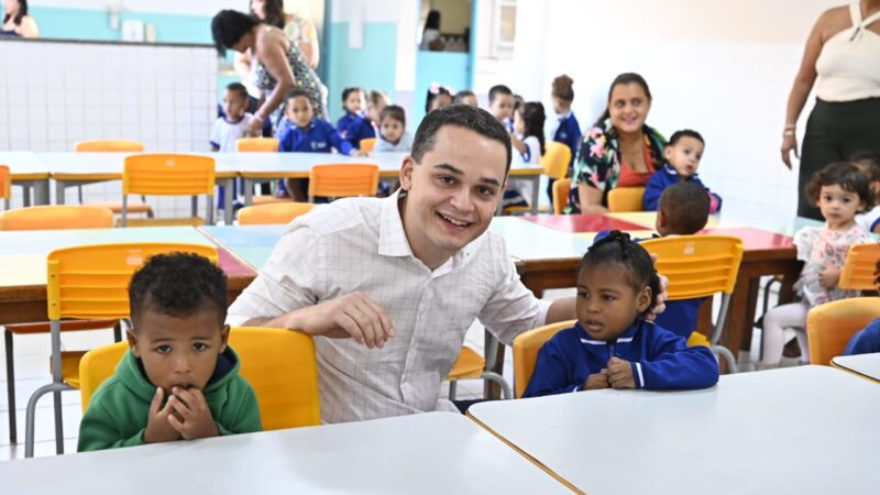 Pazolini entrega novos tênis para crianças de CMEI do Bairro Grande Vitória