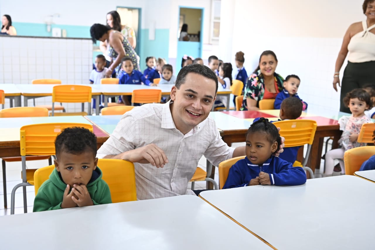 Pazolini entrega novos tênis para crianças de CMEI do Bairro Grande Vitória