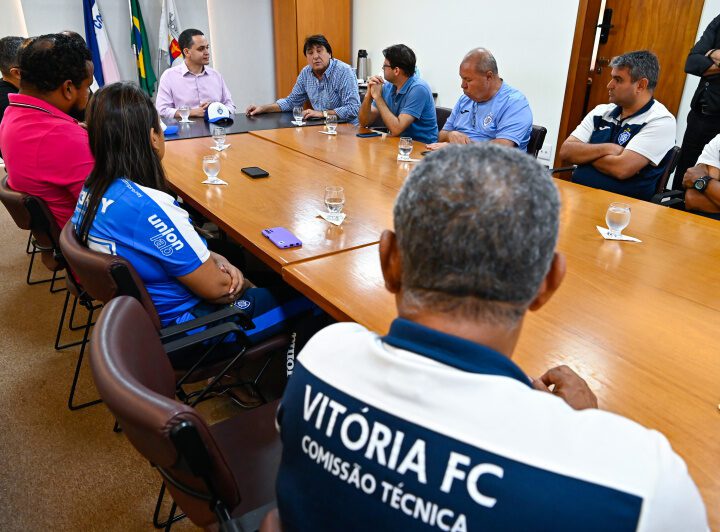 Remadores paraolímpicos do Vitória FC visitam a Prefeitura de Vitoria