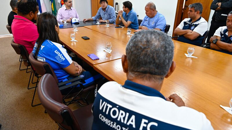 Remadores paraolímpicos do Vitória FC visitam a Prefeitura de Vitoria