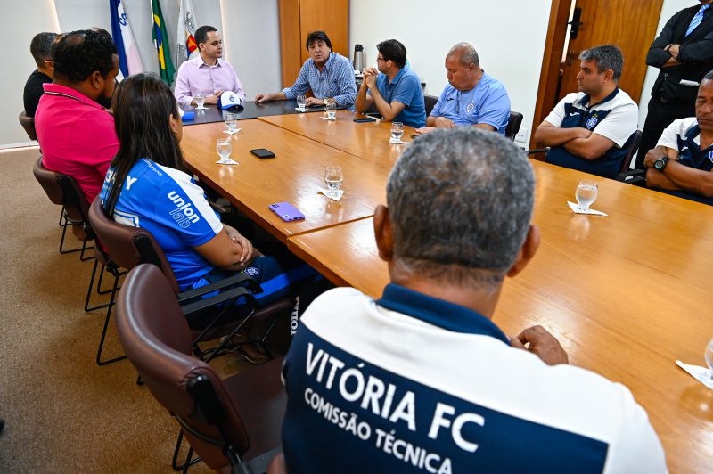 Remadores paraolímpicos do Vitória FC visitam a Prefeitura de Vitoria