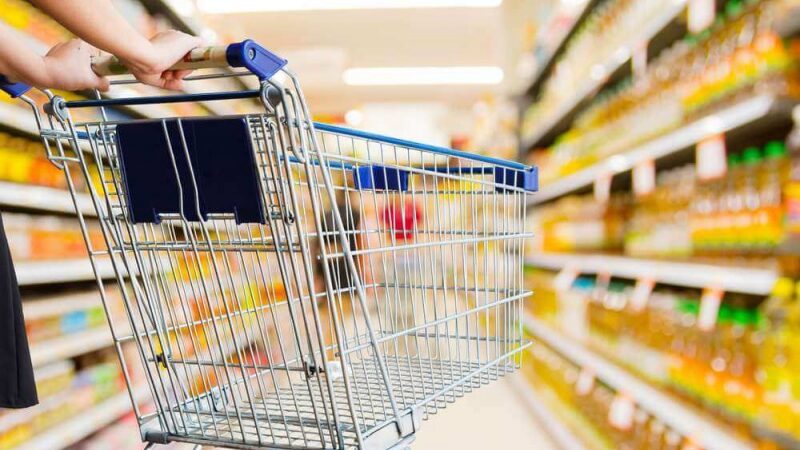 Preço da cesta básica cai, mas aumenta a diferença de preços entre supermercados
