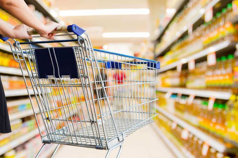 Preço da cesta básica cai, mas aumenta a diferença de preços entre supermercados