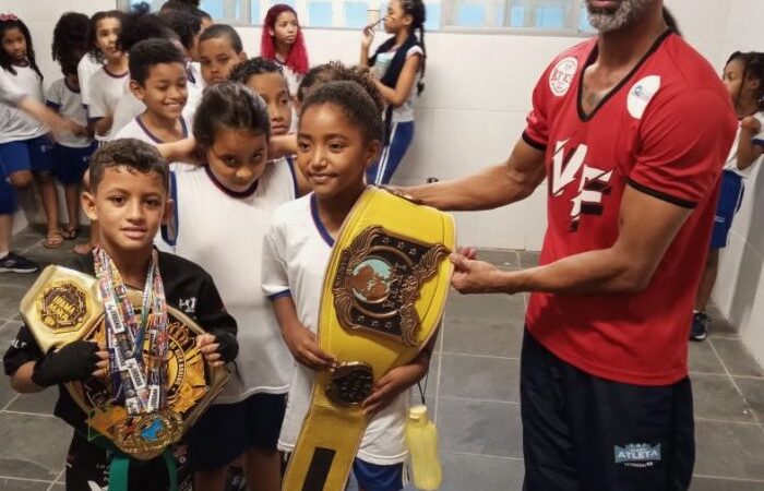 Estudante campeão de Kickboxing ensina movimentos e técnicas a colegas de escola