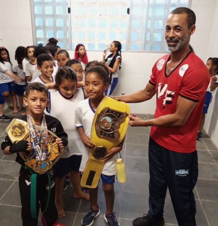 Estudante campeão de Kickboxing ensina movimentos e técnicas a colegas de escola