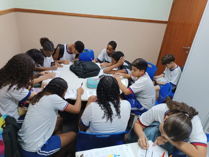 Tutoria coletiva e autoavaliação são desenvolvidas com estudantes da capital